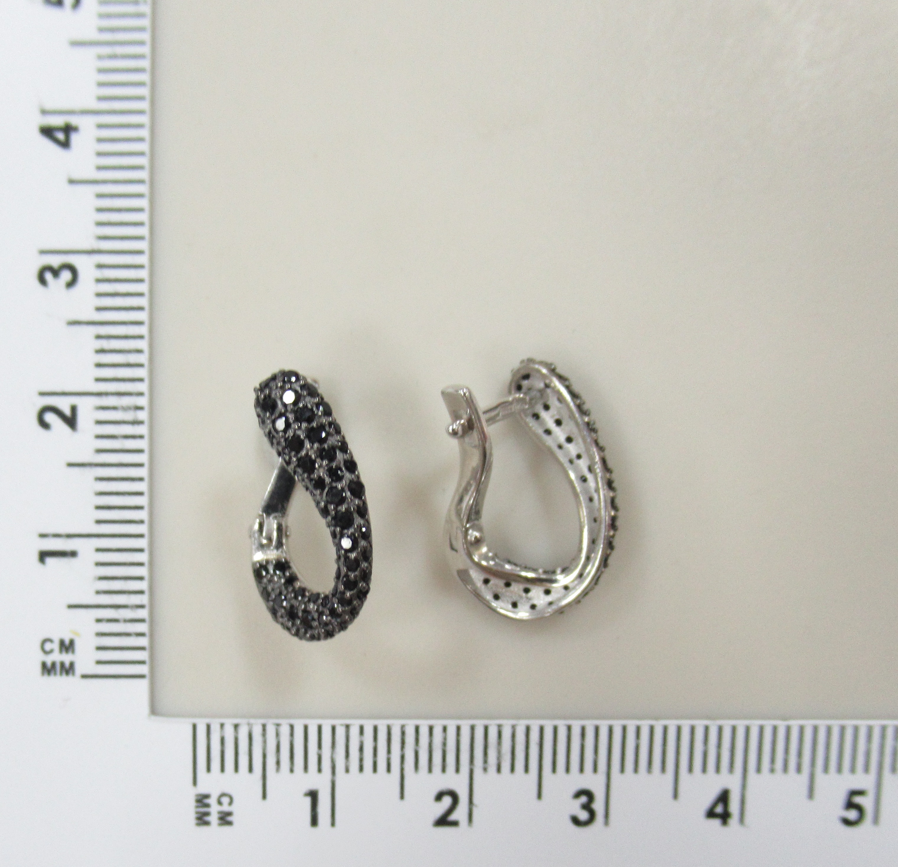 Серебряные серьги со шпинелью